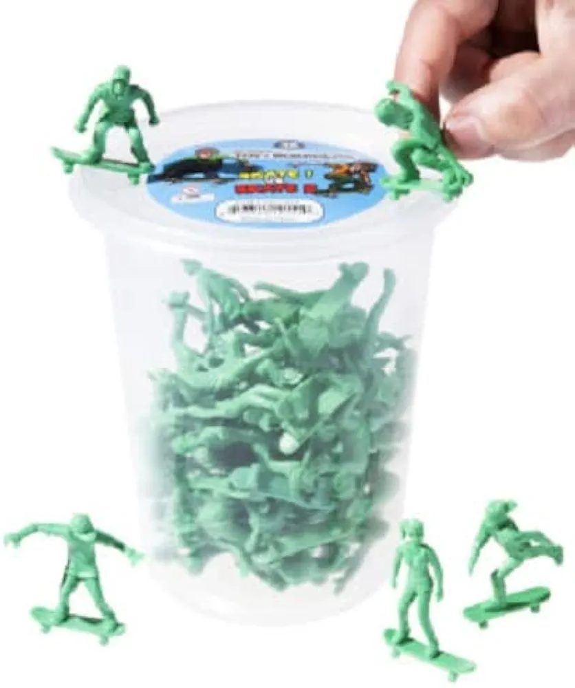 1 Set(s) Skateboarders - A Bucket of Army Man-Style Skateboarder Figurines.